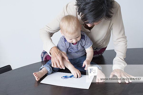 Großmutter und Baby beim gemeinsamen Zeichnen