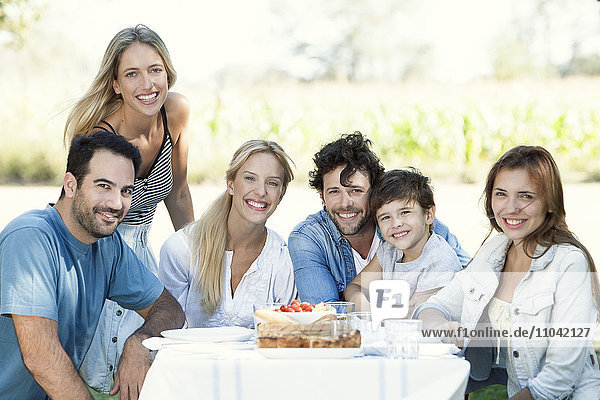 Familie beim gemeinsamen Picknick im Freien,  Gruppenportrait