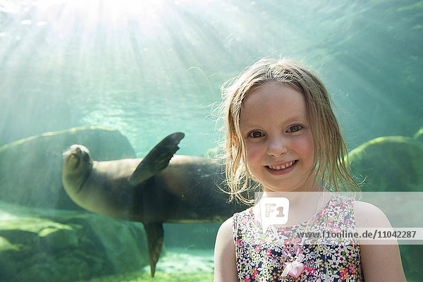 Kleines Mädchen im Aquarium,  Portrait