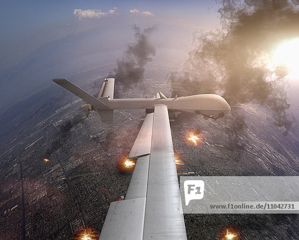 Luftaufnahme einer Drohne,  die über eine vom Krieg zerstörte Landschaft fliegt