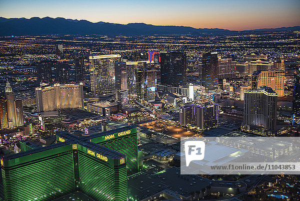 Luftaufnahme einer beleuchteten Stadtlandschaft  Las Vegas  Nevada  Vereinigte Staaten