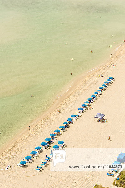 Luftaufnahme von Liegestühlen am Strand