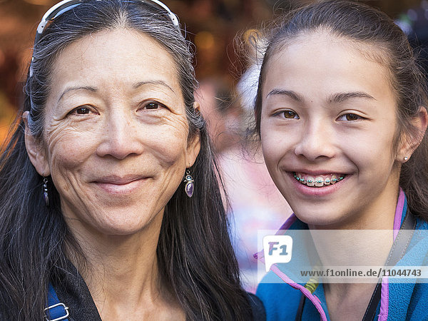 Nahaufnahme einer lächelnden asiatischen Mutter und Tochter