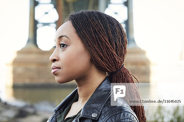 Profil einer ernsten schwarzen Frau auf der Brücke