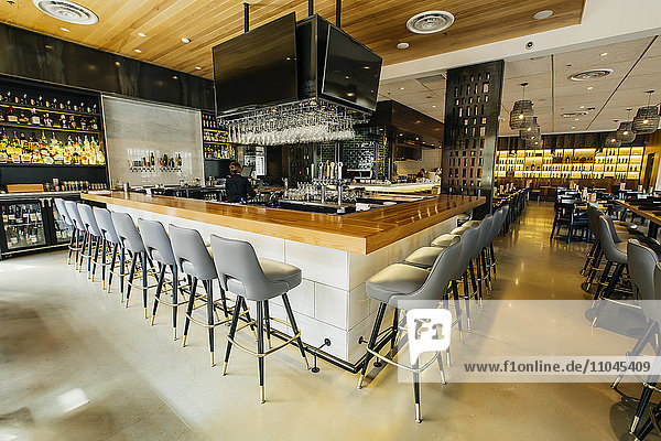Tische und Stühle in moderner Bar und Restaurant