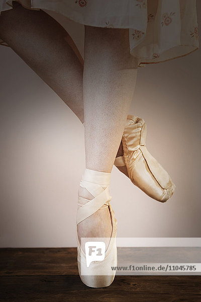 Beine einer kaukasischen Ballerina  die auf den Spitzen steht
