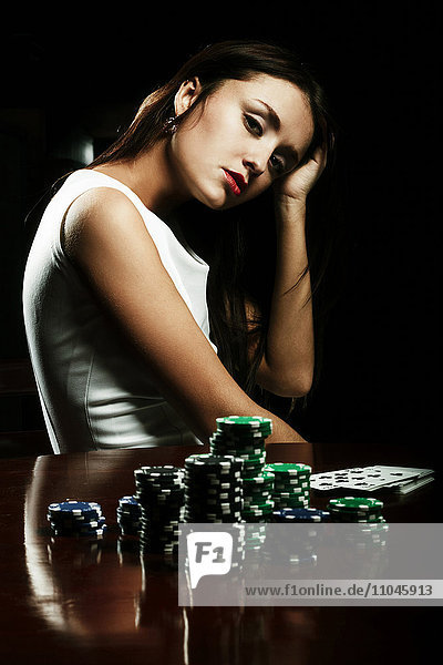 Kaukasische Frau beim Pokerspiel