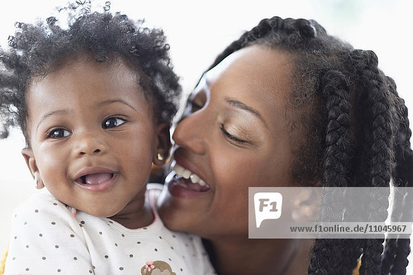 Close of lächelnde schwarze Frau und Baby Tochter