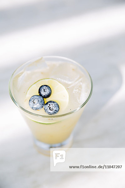 Nahaufnahme eines Blaubeer-Zitronen-Cocktails