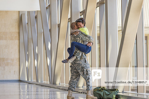Heimkehrender Soldat begrüßt Freundin im Flughafen