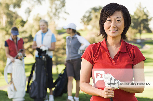 Frauen spielen Golf auf dem Golfplatz