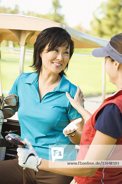 Frauen im Gespräch auf dem Golfplatz