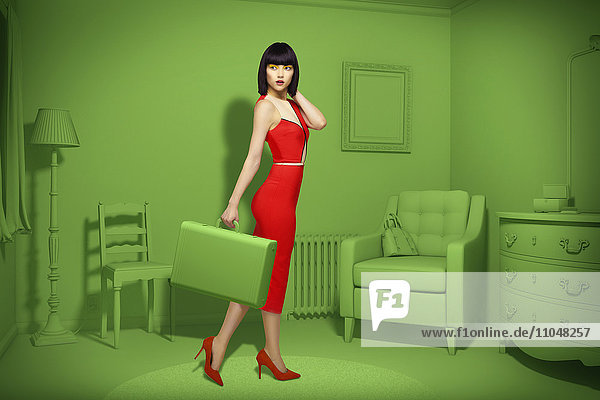 Kaukasische Frau in grünem  altmodischem Schlafzimmer mit Koffer