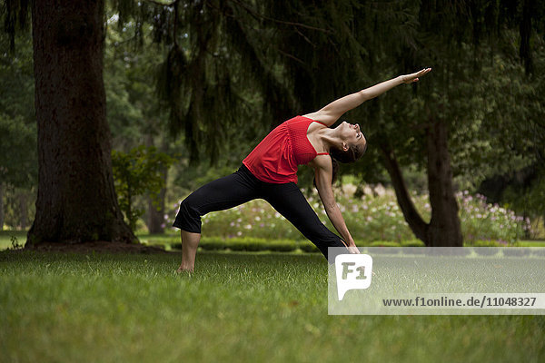 Kaukasische Frau beim Yoga-Stretching im Feld