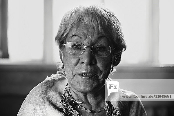 Ältere kaukasische Frau mit Brille