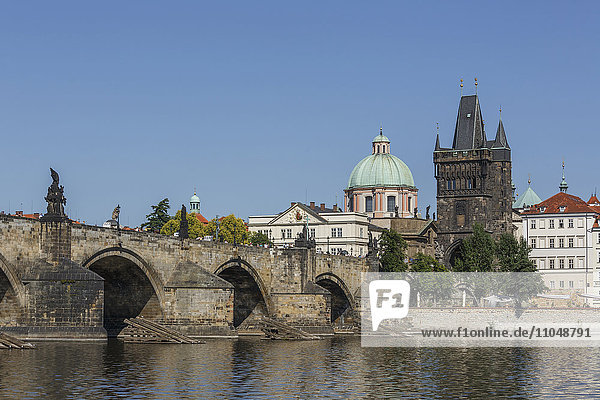 Gebäude und Brücke über die Prager Uferpromenade  Prag  Tschechische Republik