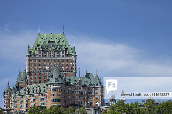 Chateau Frontenac Hotel vor blauem Himmel  Quebec City  Quebec  Kanada