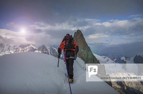 Kaukasischer Bergsteiger bewundert die Aussicht von einem abgelegenen Berggipfel
