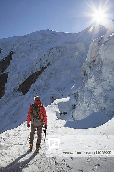 Kaukasischer Wanderer auf verschneitem Berg stehend