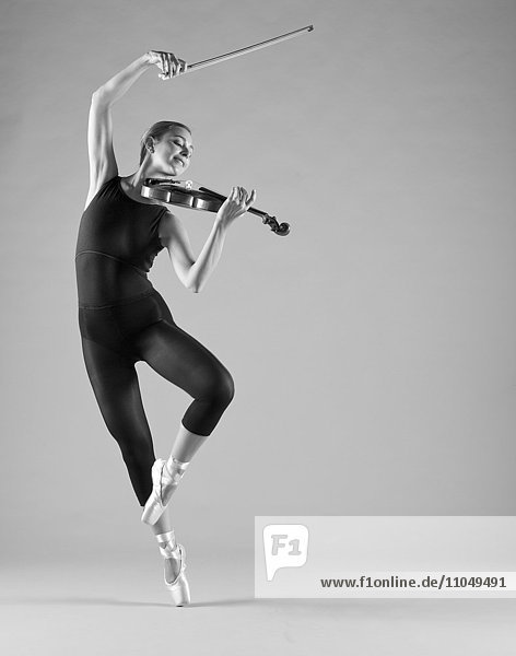 Kaukasische Balletttänzerin spielt Geige