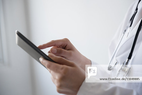 Hispanischer Arzt mit digitalem Tablet