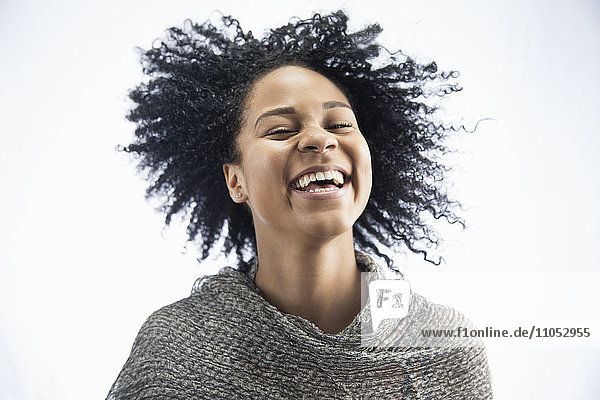 Afroamerikanische Frau lachend