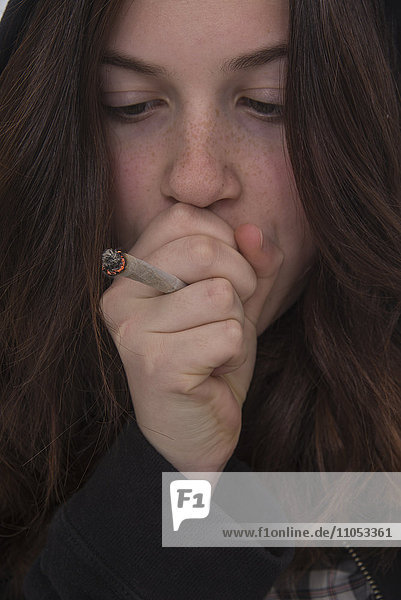 Mädchen raucht Marihuana.