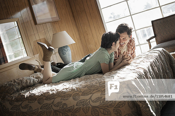 Ein junges Paar in einem Motelzimmer.