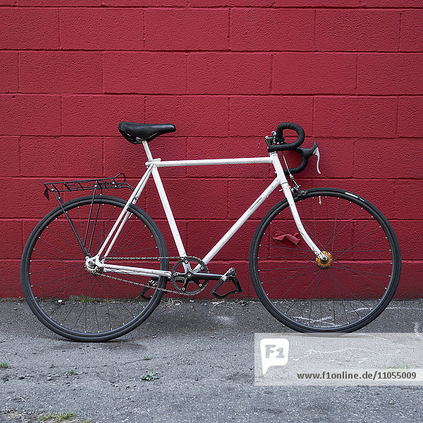 Fahrrad gegen eine Wand gelehnt.