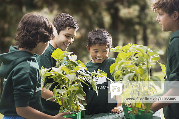 Kinder in einer Gruppe  die etwas über Pflanzen und Blumen lernen  in einem Afterschool-Club oder Sommercamp.