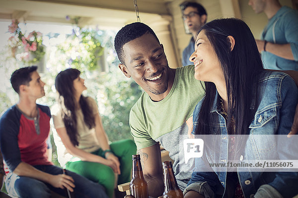 Eine Gruppe von Freunden  Männer und Frauen bei einer Hausparty  die Wein trinken.