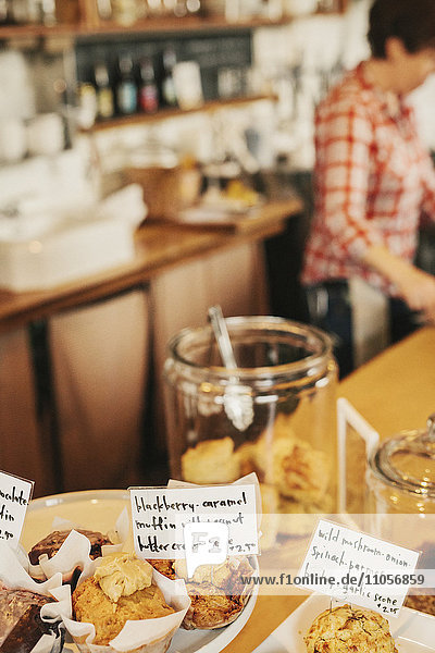 Frisch zubereitetes Essen auf der Theke eines kleinen Cafés und Restaurants. Handgeschriebene Etiketten auf den Gerichten.
