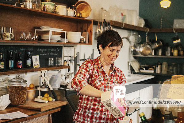 Eine Frau  die in einer kleinen Großküche arbeitet  ein Coffee-Shop-Besitzer.