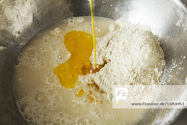 Nahaufnahme von Brotteig in einer metallenen Rührschüssel  Mehl  Wasser und Eiern.