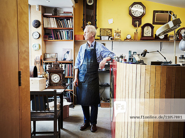 Ein Uhrmacher in seiner Werkstatt.