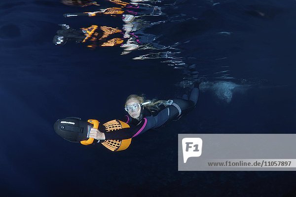 Apnoetaucher  Freitaucher mit Unterwasser-Scooter  Nachttauchen  Rotes Meer  Ägypten  Afrika