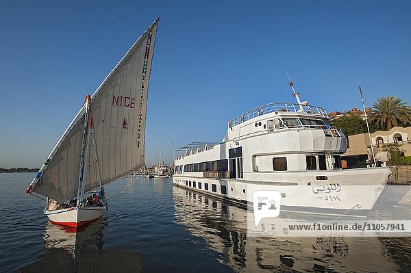Einmaster  Dau  auch Dhau und ein Passagierschiff auf dem Nil  Luxor  Ägypten  Afrika