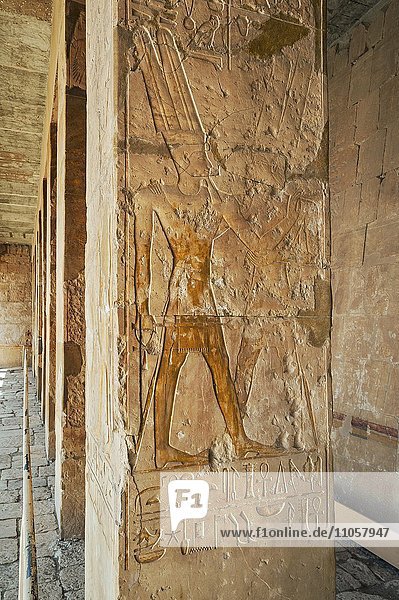 Säule mit Flachrelief  Hatschepsut Tempel  Theben  Gouvernement al-Uqsur  oder Luxor  Ägypten  Afrika