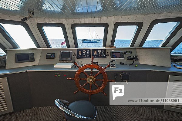 Kommandobrücke mit Sicht auf Segelschiff  Tauchschiff Royal-Evolution  Rotes Meer  Ägypten  Afrika