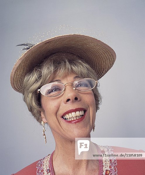 Frau mit Brille und Strohhut