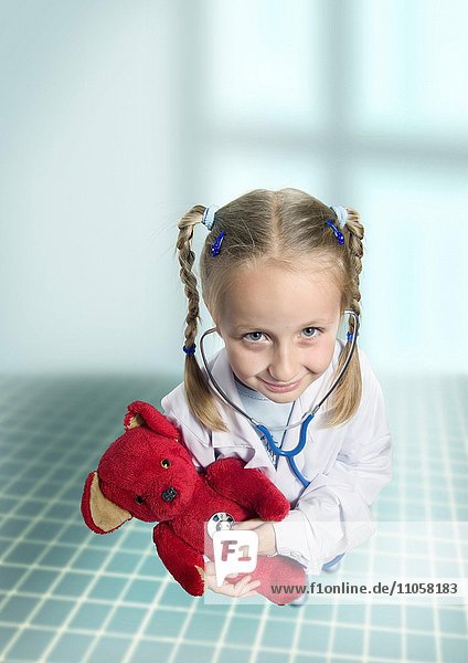 Mädchen hört mit Stethoskop ihren Teddy ab Symbolbild Berufswunsch Ärztin