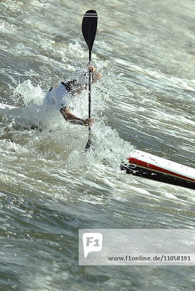 Kajakfahrer Gebirgsbach Wildwasser