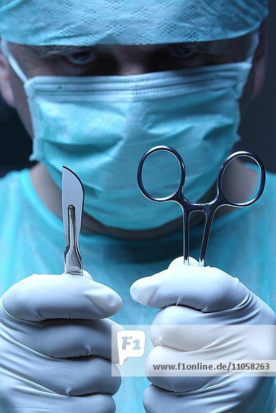 Chirurg Mundschutz Hände Skalpell Arterienklemme Operation