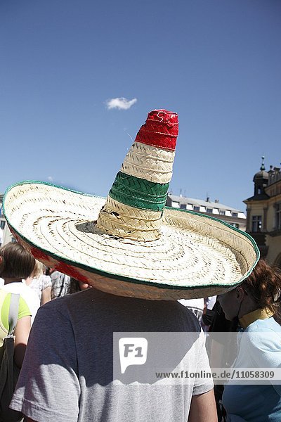 Mann mit Sombrero Rückenansicht Studentenfest Juwenalia Krakau Polen Europa