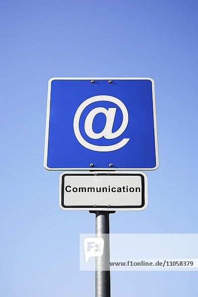 Schild mit @ Symbol