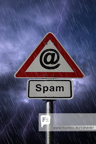 Schild mit @ Symbol und Spam Schild bei Regen und Blitz