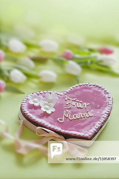Rosa Torte mit Aufschrift Für Mami zum Muttertag mit Blumen