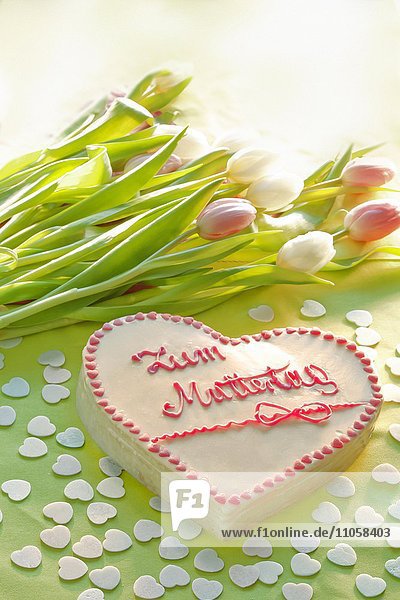 Torte mit Aufschrift Zum Muttertag mit Blumen