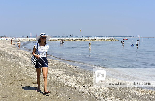 Frau spaziert am Strand  Stadtstrand Lido di Venezia  Venedig  Venetien  Italien  Europa