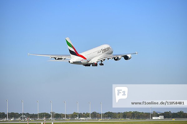 Airbus A380 der Fluggesellschaft Emirates bei Starten  Flughafen München  Bayern  Deutschland  Europa
